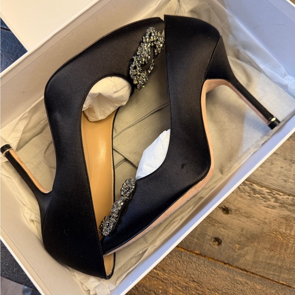 Manolo Blahnik Shoes - Manolo Blahnik Black Satin Heels Hangisi